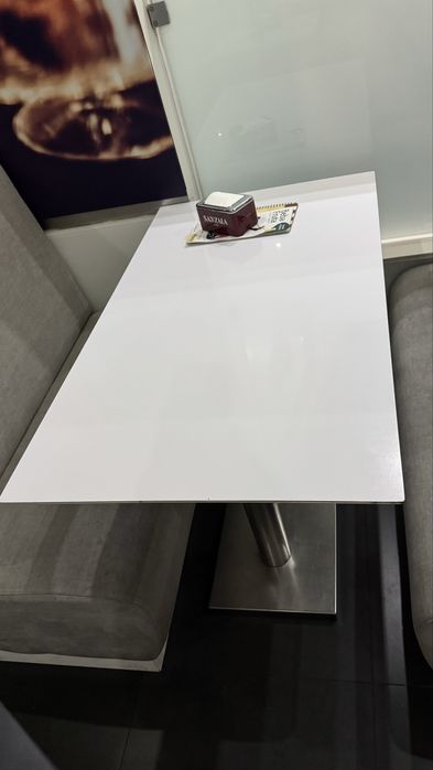 Mesas, cadeiras, sofas e móvel