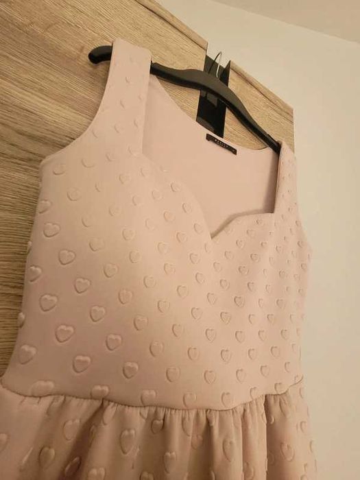 Pudroworóżowa sukienka w serduszka