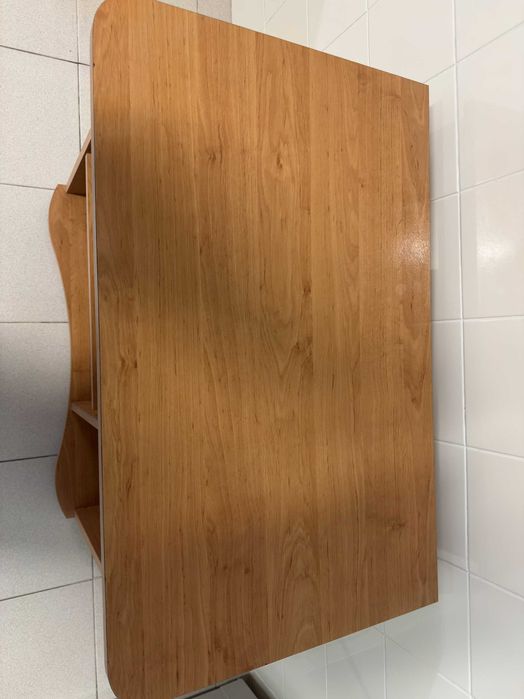 Secretária madeira castanha c/ rodas