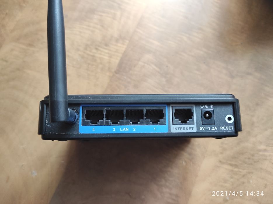 Продаю беспроводной маршрутизатор D-Link DIR-300.