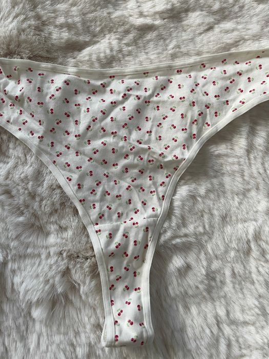 1x stringi kremowe w wisienki 3XL