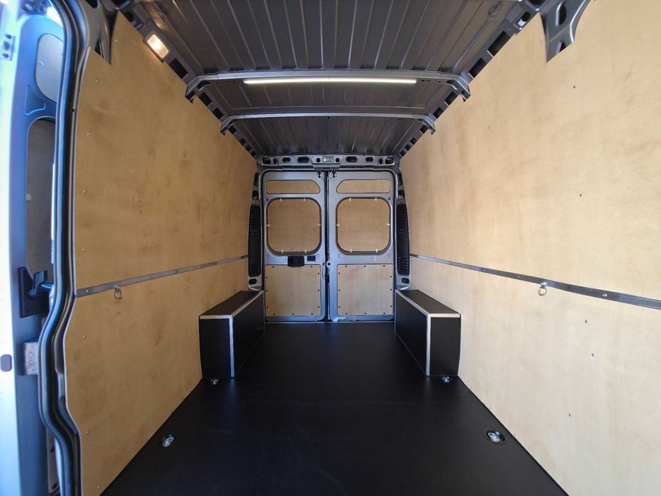 Zabudowa zabezpieczenie ze sklejki Toyota Proace Max van