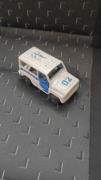 Продам детскую машинку уазик инерционный