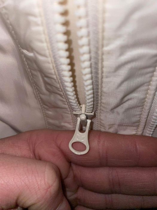 Beżowo/biała kurtka pikowana ADIDAS