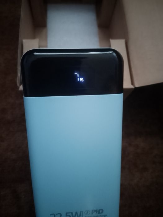 Гарний павербанк голубого кольору