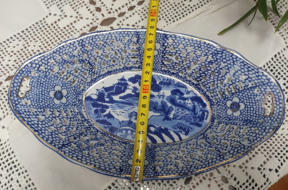 Travessa decorativa azul e branca com trabalho vazado e motivo orienta