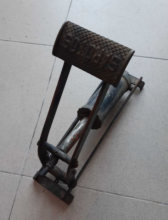 Máquina Antiga para encher pneus