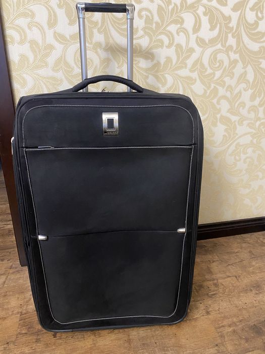 Большой дорожный чемодан Delsey