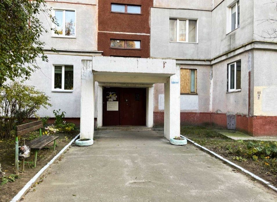 Продам 4-кімнатну квартиру по вул. Коваленка