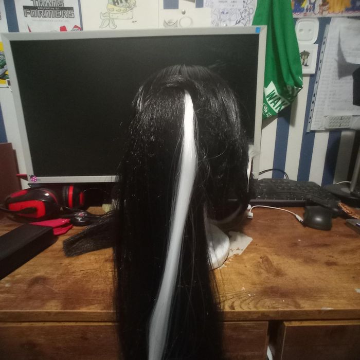 Czarny wig z białymi paskami do Dark Cacao