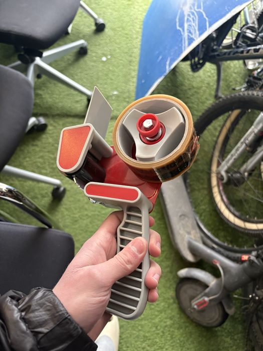 Solidny dyspenser do taśmy pakowej/ oklejarka – metalowy, z regulacją