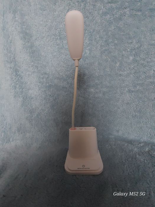 Настільна лампа с встройеним  USD