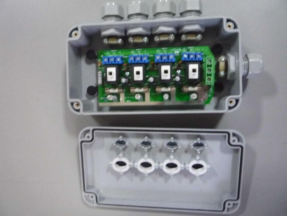 Gniazdko z przełącznikiem + Rozdzielnia hermetyczna  wtyki UK