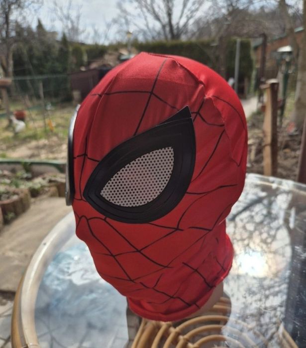 Nowa czerwona maska spiderman