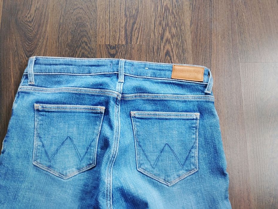 Nowe oryginalne damskie spodnie jeansowe Wrangler W28 L32