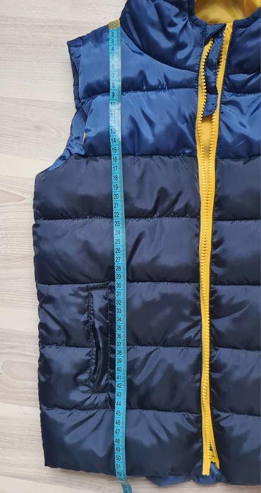 Стеганий жилет з капюшоном