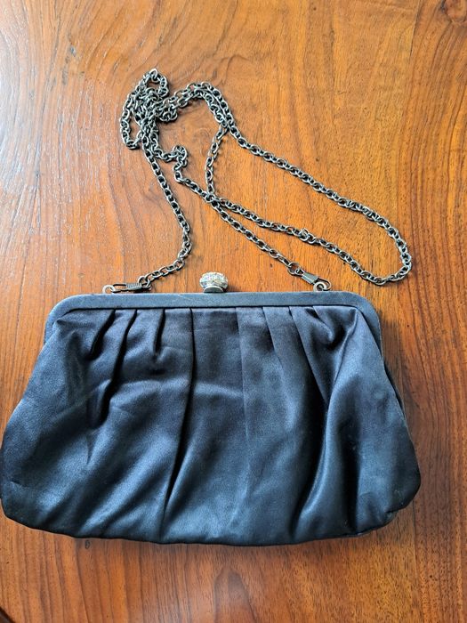 Czarna torebka atlasowa na łańcuszku