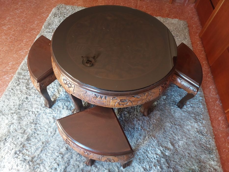 Mesa de Centro Redonda em Madeira Entalhada com 4 Bancos.