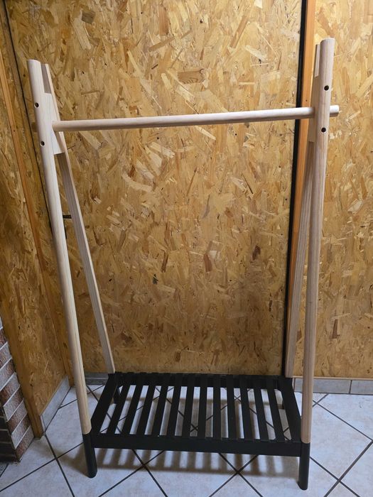 Stojak na ubrania JENNET z półką na buty naturalny/czarny