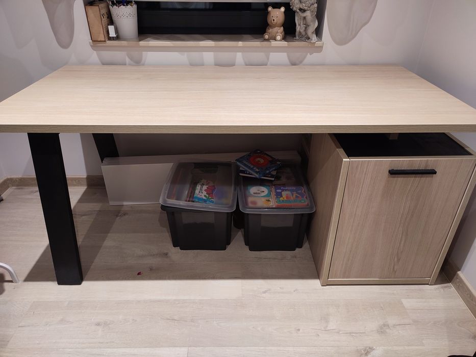 Biurko oraz komoda na książki DaVinci