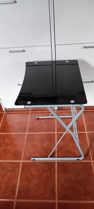 Secretária em metal com tampo de vidro