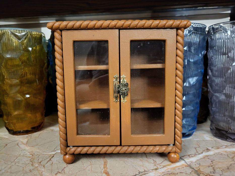Ładna drewniana ręcznie wykonana szafa witrana