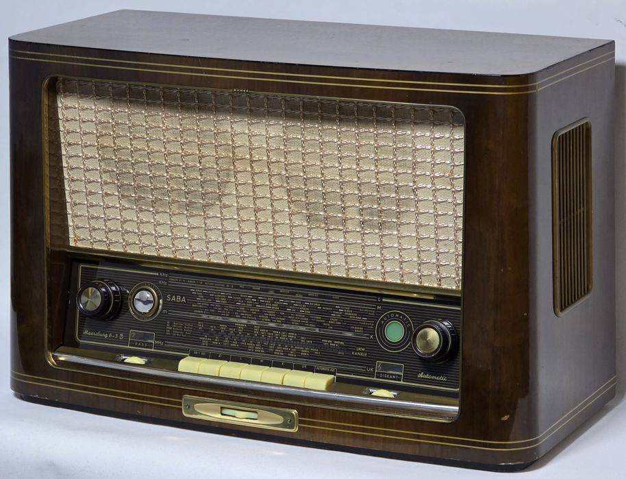 Rádio antigo reparado SABA