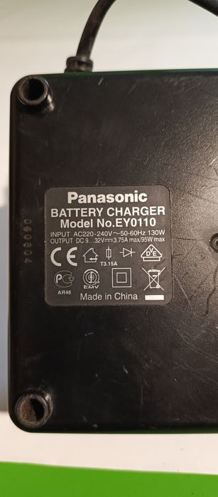 Uniwersalna ładowarka Panasonic.