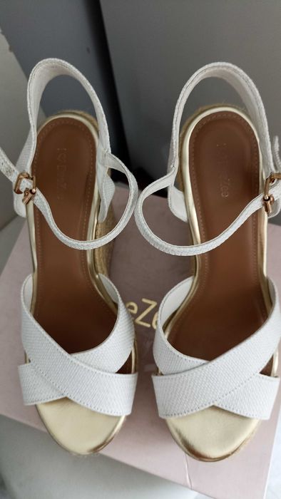 buty na koturnie