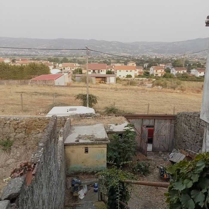 Moradia em Chaves Recuperar 400m

Sta Cruz / Trindade