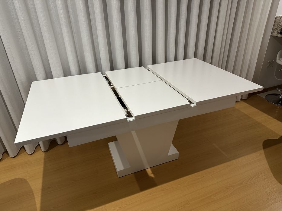 Mesa e cadeira (sala)