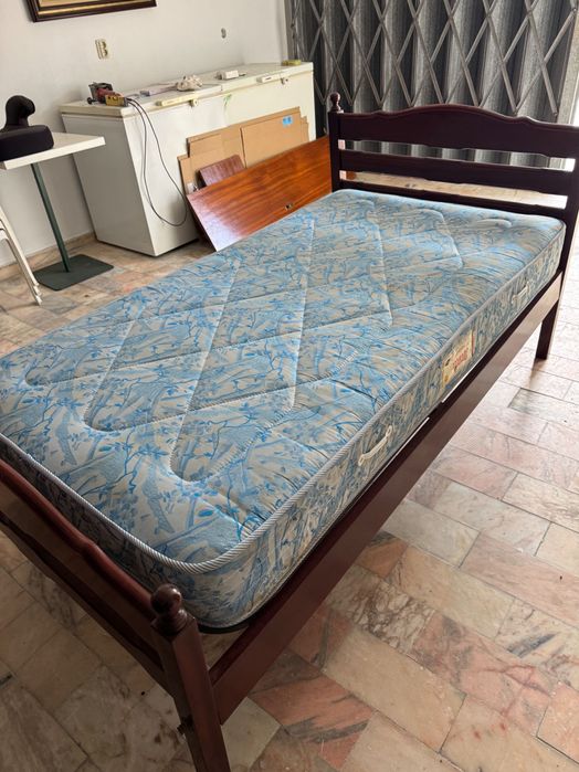 Cama individual em madeira