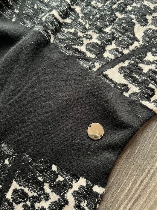 Marciano by Guess sukienka obszyta brokatową nitką z głębokim dekoltem
