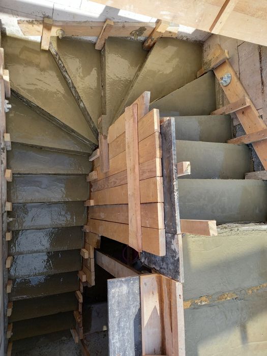 Сходи бетонні, монолітні.