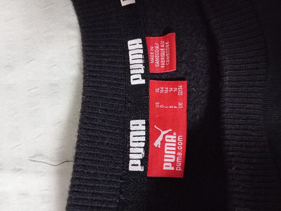 Це чорний світшот PUMA Essentials Big Logo з великим графічним логотип
