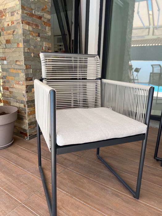Mesa e cadeiras refeição 4 lugares super funcional para casa ou jardim