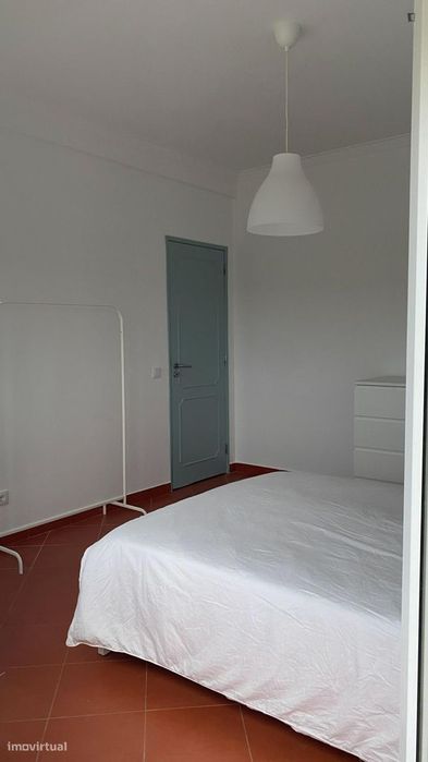 Quarto - localizado em Oeiras Lisbon