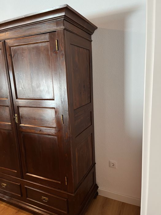 Roupeiro de madeira maciça em muito bom estado