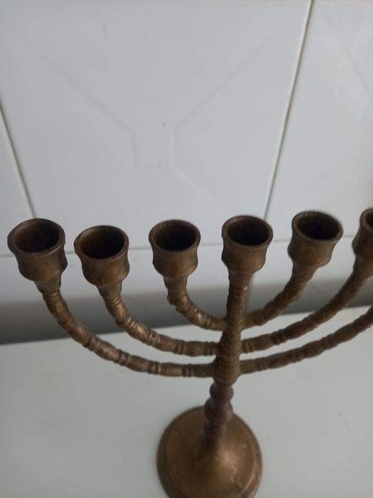 Candelabro de latão.
