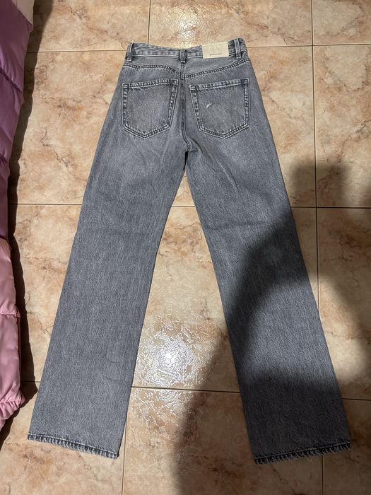 Calças de ganga cinzentas rasgadas da Stradivarius