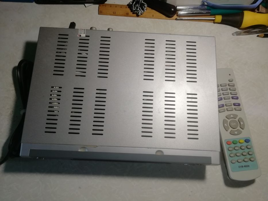 Тв-тюнер супутниковий з пультом