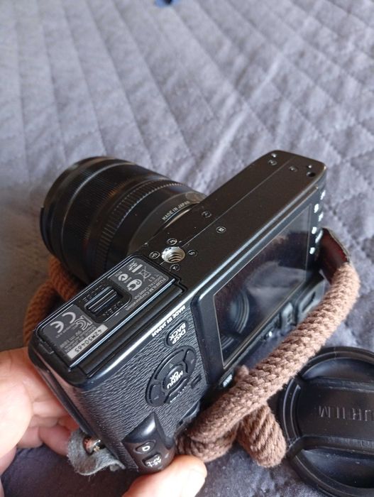 Fuji X-E1 com obj Super EBC 18-55mm. Fabricada integralmente no Japão.