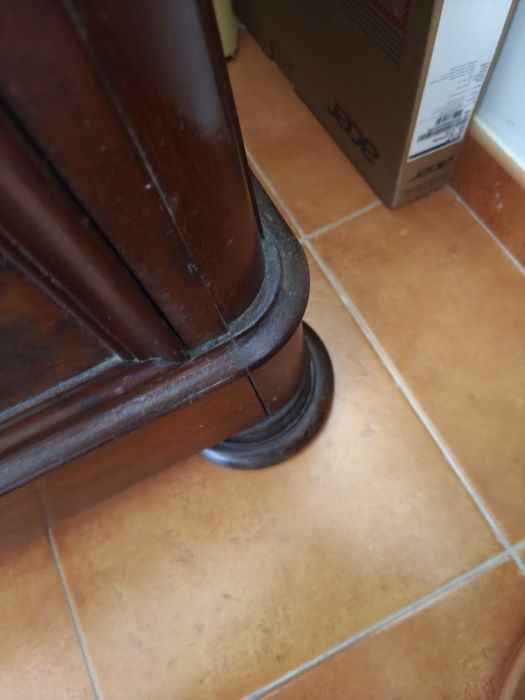 Cómoda antiga com tampo em mármore