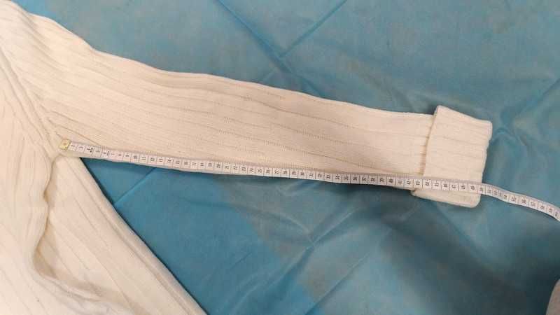 Piękny biały sweter golf