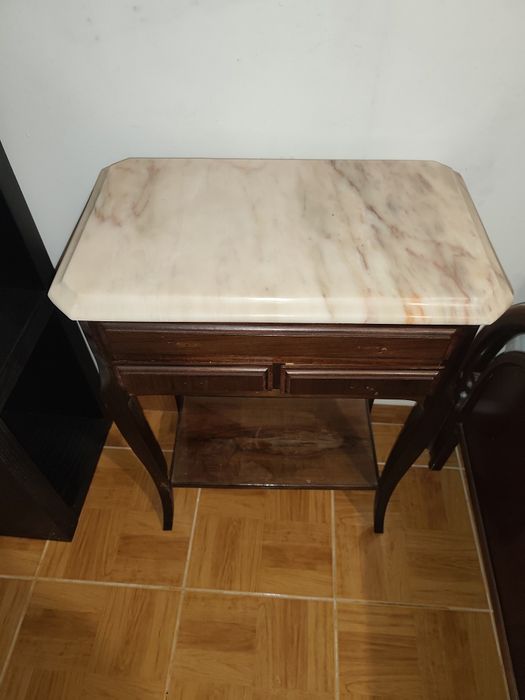 Móvel de madeira maciça (tampo de mármore)