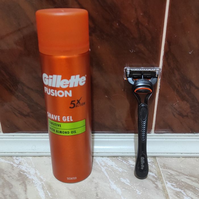 Набір косметики Gillette Fusion5 Станок для гоління чоловічий (бритва) з 1 змінним картриджем + Гель для гоління 200 мл