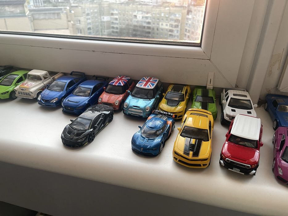 Металеві машинки 1:24-1:64