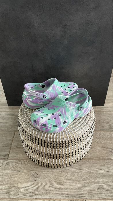 Crocs chodaki na platformie - Classic Marbled Platform Clog Pistachio