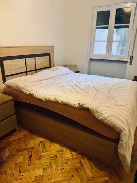 Cama casal com arrumação