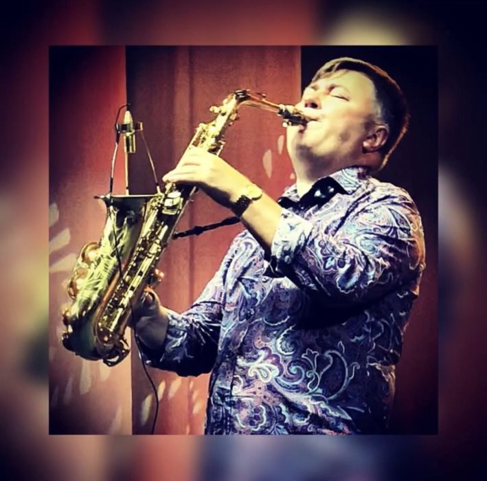 Саксофонист, фокусник, фотограф. Три в одном!)